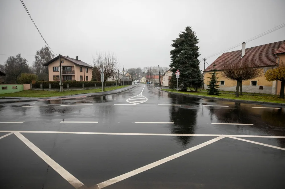 Řidiči už mohou využívat opravený most v Luženičkách u Domažlic i křižovatku na Horšovský Týn