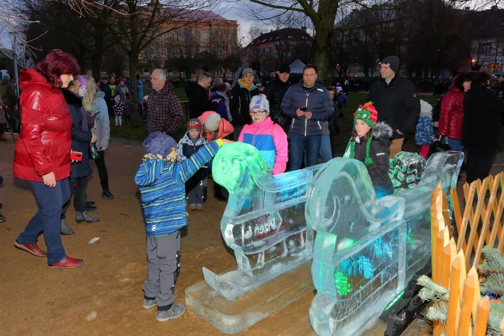 Ledové sochy dělaly radost zejména dětem