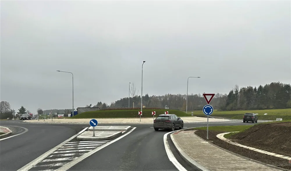 Skončilo nekonečné čekání v dlouhých kolonách před semafory. Kruhový objezd na důležité silnici v Losiné je hotový