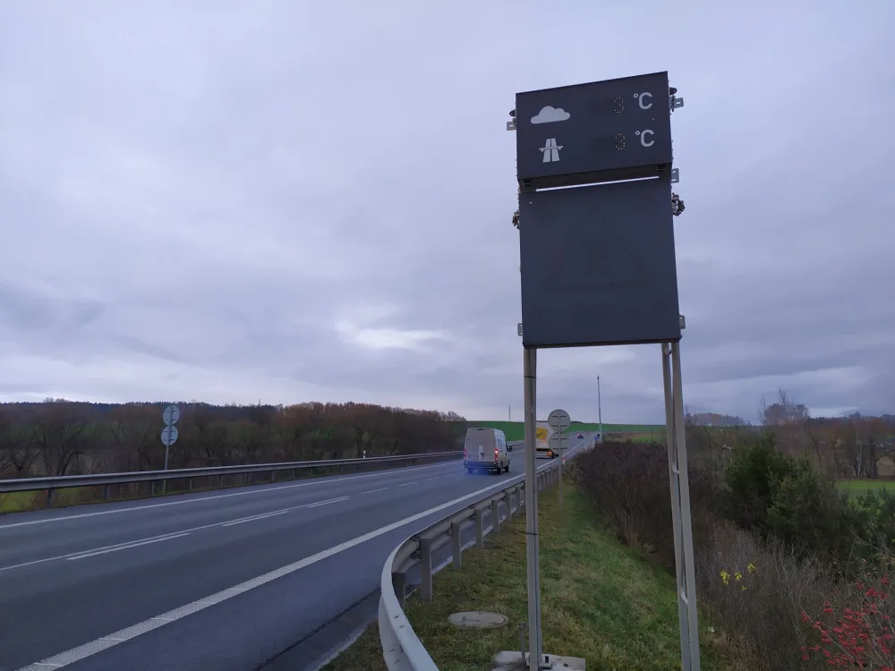 Řidiči v ČR zažívají teď nejnebezpečnější část zimy, rizikové jsou hlavně mosty, kde namrzá vozovka