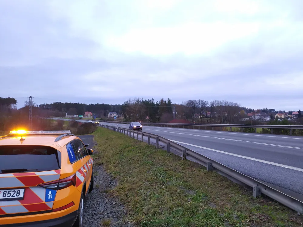 Řidiči v ČR zažívají teď nejnebezpečnější část zimy, rizikové jsou hlavně mosty, kde namrzá vozovka