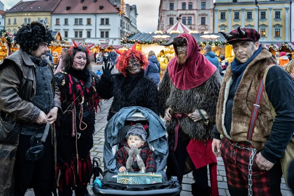 Rekordní počet Mikulášů, čertů a andělů se sešel na náměstí Republiky. Je z toho nový zápis do České knihy rekordů