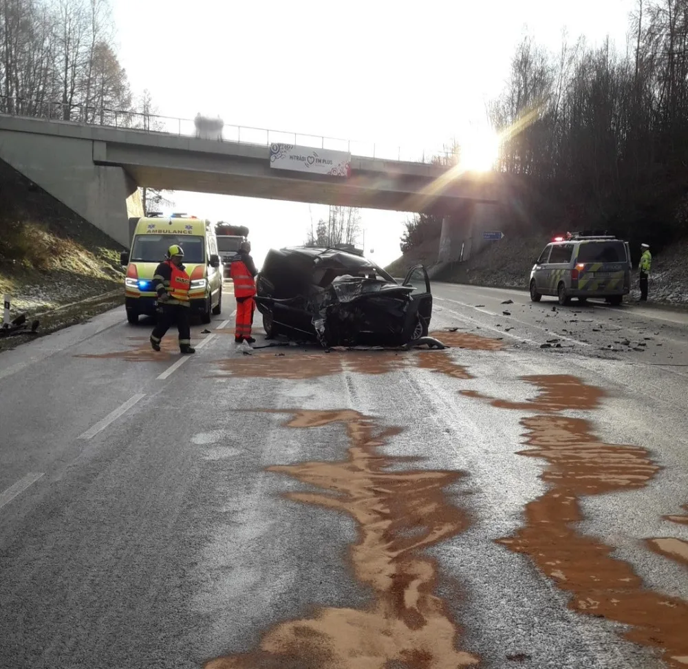 Řidiče osobáku oslnilo slunce a přehlédl nákladní vůz, jeho spolujezdkyně utrpěla vážná zranění