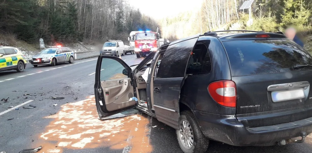 Řidiče osobáku oslnilo slunce a přehlédl nákladní vůz, jeho spolujezdkyně utrpěla vážná zranění