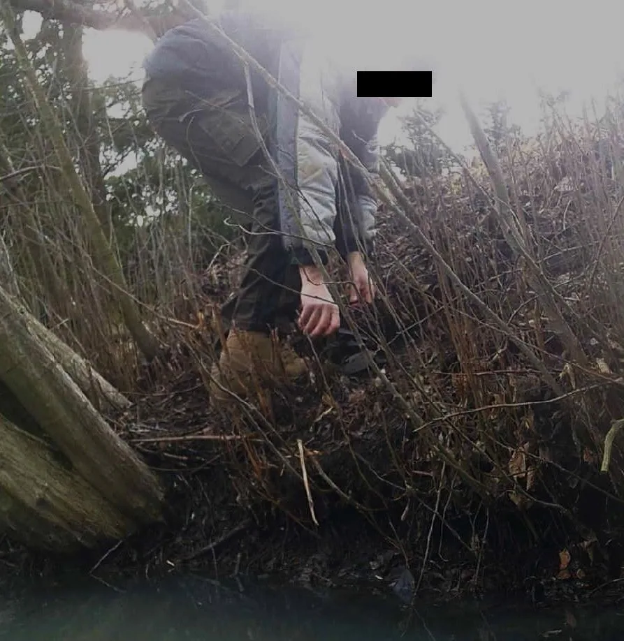 Muž chytal zvířata do nelegálních želez, přímo při činu ho pak zachytila fotopast