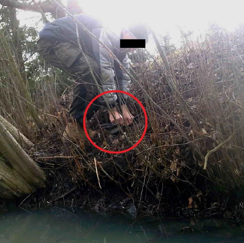 Muž chytal zvířata do nelegálních želez, přímo při činu ho pak zachytila fotopast
