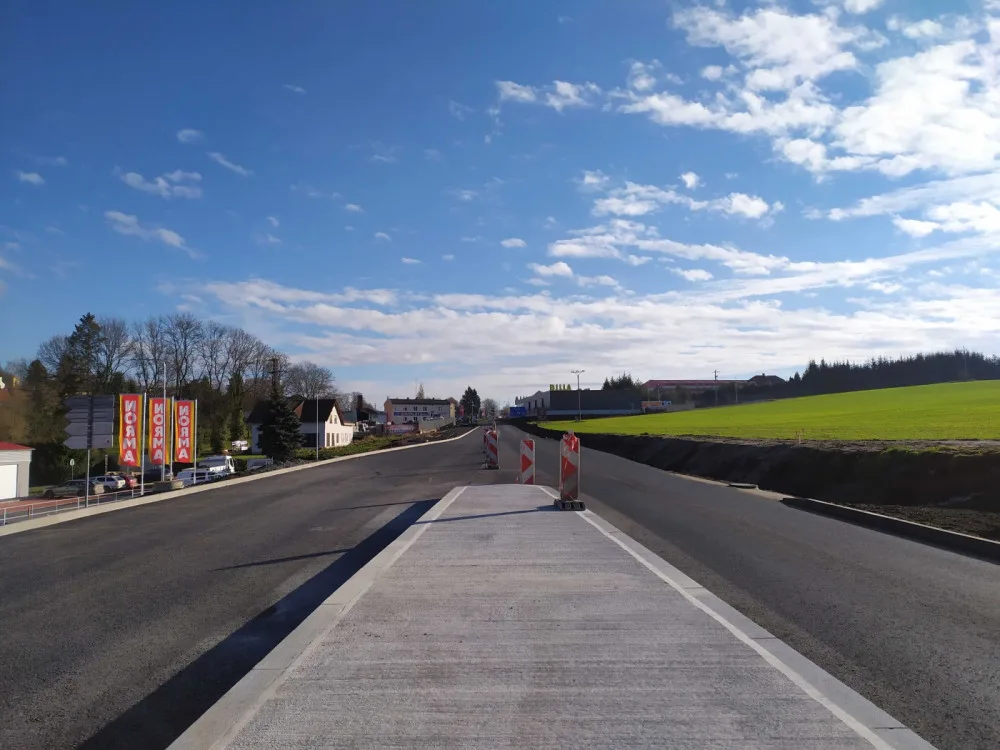 Motoristům odpadne další dlouhé čekání v kolonách, konečně končí i oprava silnice I/20 v Nepomuku