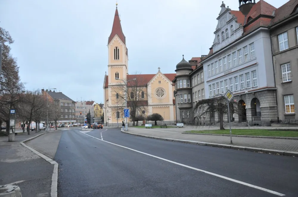 Rušné Chodské náměstí je nyní bezpečnější a přehlednější, opravy se dočkala i silnice a zastávky MHD