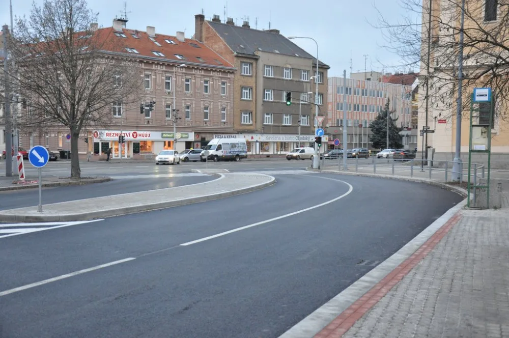Rušné Chodské náměstí je nyní bezpečnější a přehlednější, opravy se dočkala i silnice a zastávky MHD