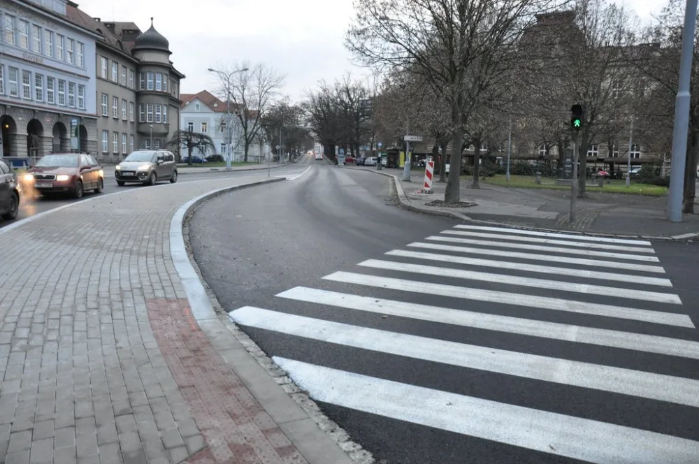 Rušné Chodské náměstí je nyní bezpečnější a přehlednější, opravy se dočkala i silnice a zastávky MHD