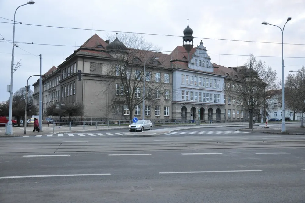 Rušné Chodské náměstí je nyní bezpečnější a přehlednější, opravy se dočkala i silnice a zastávky MHD