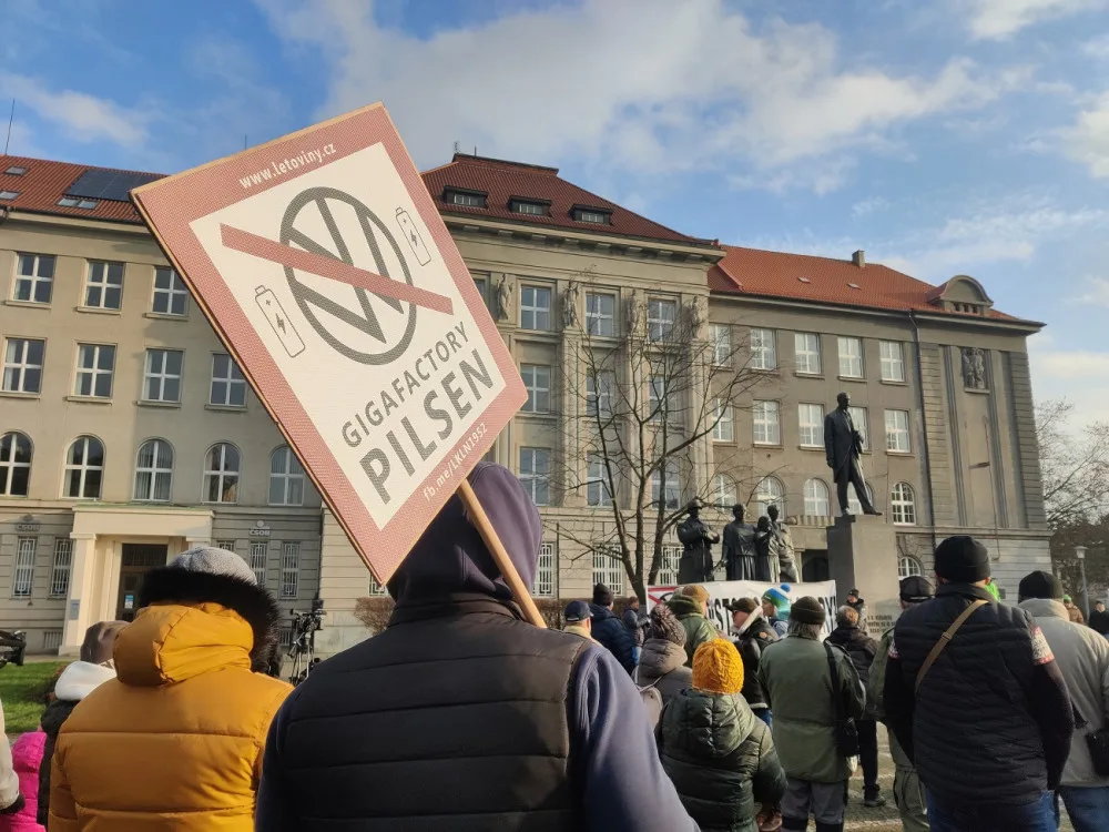 Stovky lidí vyjádřily svůj nesouhlas s rušením letiště v Líních, jestli si Volkswagen lokalitu vybere je stále nejisté