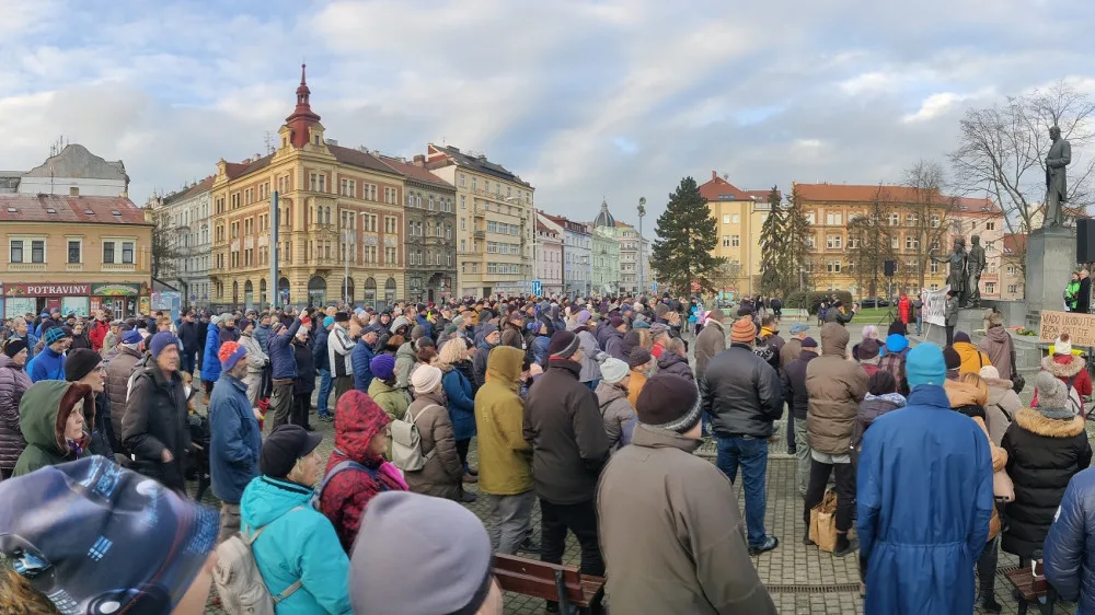 Stovky lidí vyjádřily svůj nesouhlas s rušením letiště v Líních, jestli si Volkswagen lokalitu vybere je stále nejisté