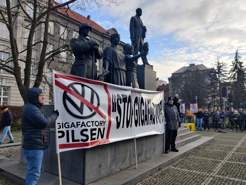 Stovky lidí vyjádřily svůj nesouhlas s rušením letiště v Líních, jestli si Volkswagen lokalitu vybere je stále nejisté