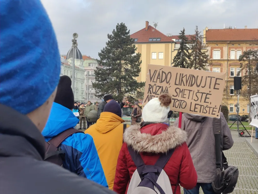Stovky lidí vyjádřily svůj nesouhlas s rušením letiště v Líních, jestli si Volkswagen lokalitu vybere je stále nejisté