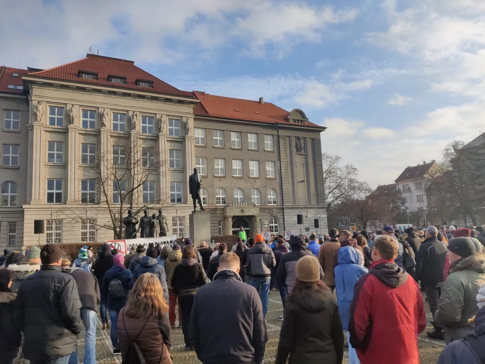 Stovky lidí vyjádřily svůj nesouhlas s rušením letiště v Líních, jestli si Volkswagen lokalitu vybere je stále nejisté