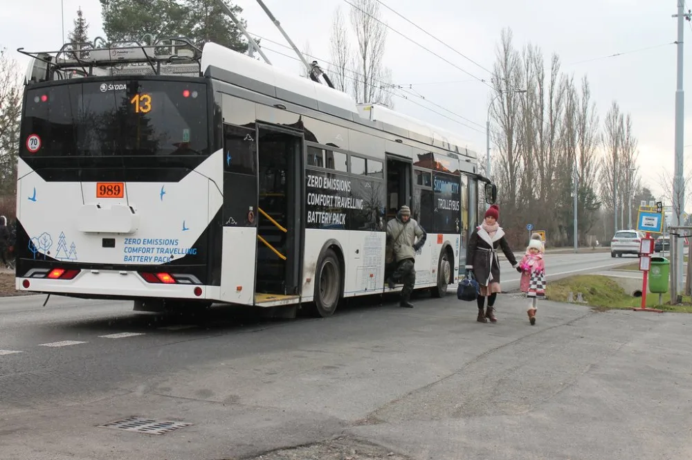 Stávající zastávka U Kasáren v Plzni na Slovanech
