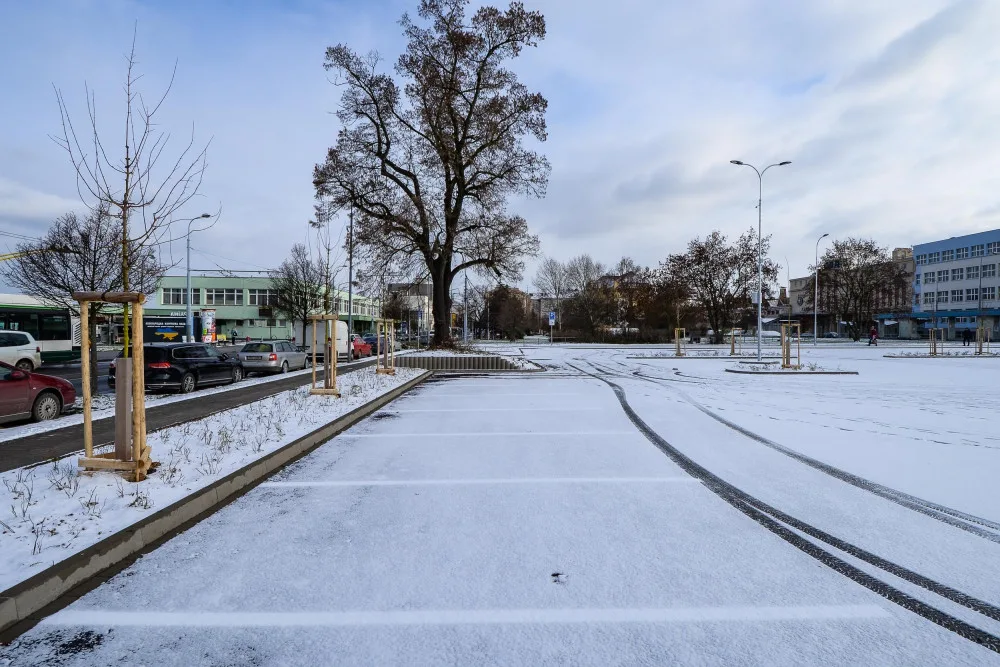 Řidiči mohou využívat nové záchytné parkoviště u autobusového nádraží, pojme až 163 aut