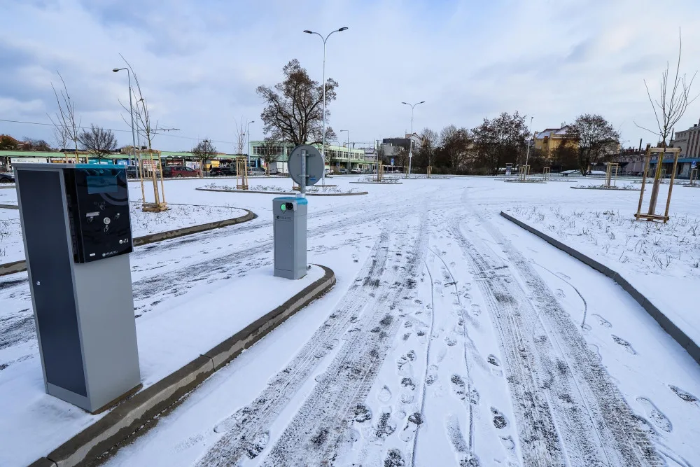 Řidiči mohou využívat nové záchytné parkoviště u autobusového nádraží, pojme až 163 aut