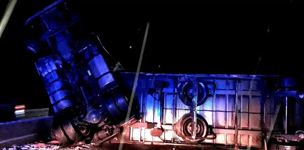 Převrácený kamion ochromil provoz na zasněžené dálnici D5 u Rokycan