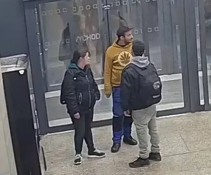 Policie pátrá po totožnosti pachatele. V doprovodu přátel poškodil automat na CBD produkty a zařízení prodejny