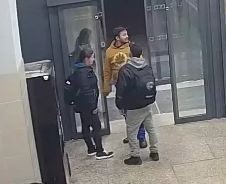 Policie pátrá po totožnosti pachatele. V doprovodu přátel poškodil automat na CBD produkty a zařízení prodejny