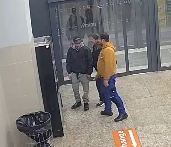 Policie pátrá po totožnosti pachatele. V doprovodu přátel poškodil automat na CBD produkty a zařízení prodejny