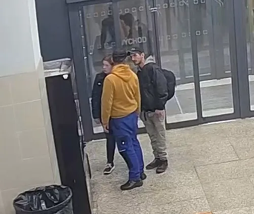 Policie pátrá po totožnosti pachatele. V doprovodu přátel poškodil automat na CBD produkty a zařízení prodejny