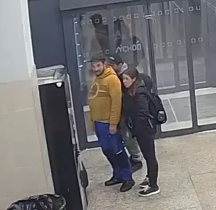 Policie pátrá po totožnosti pachatele. V doprovodu přátel poškodil automat na CBD produkty a zařízení prodejny