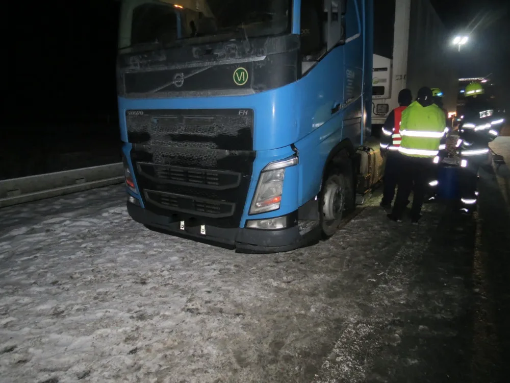 Z proražené nádrže kamionu vyteklo 900 litrů nafty, řidič ji rozbryndal po kilometrech silnic