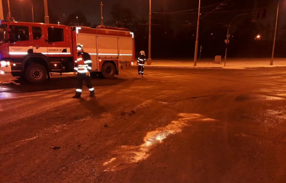 Z proražené nádrže kamionu vyteklo 900 litrů nafty, řidič ji rozbryndal po kilometrech silnic