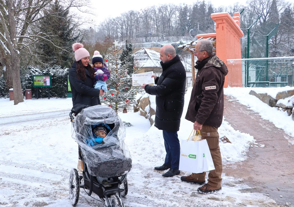 Letošní půlmiliontou návštěvnici zoo přivítal primátor Plzně Roman Zarzycký a ředitel zoo Jiří Trávníček