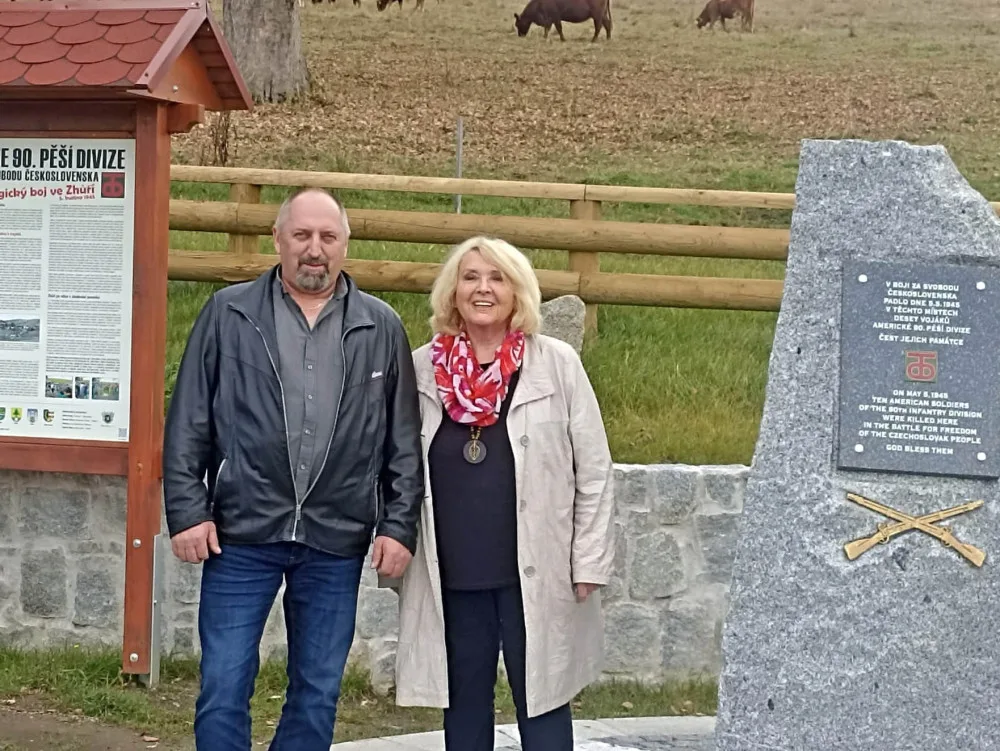 Starosta Hartmanic Pavel Valdman u památníku s novinářkou Lídou Rakušanovou z Rádia Svobodná Evropa