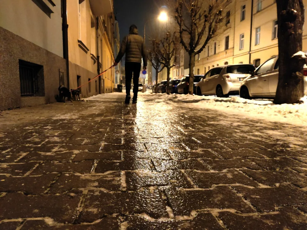 Chodníky se změnily v ledové kluziště, záchranáři ošetřili desítky lidí