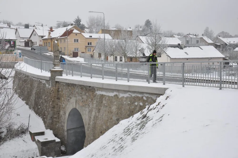 Silniční most přes Litický potok prošel opravou za 24 milionů. Je komfortnější a bezpečnější pro chodce i řidiče