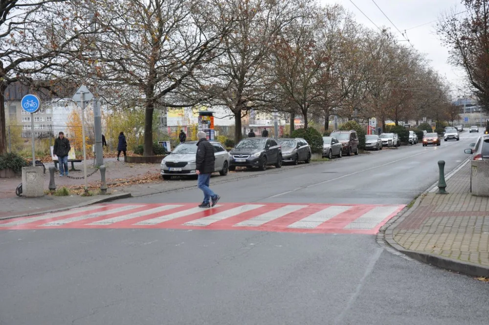 Přechody na Americké třídě zčervenaly, nyní jsou výraznější a bezpečnější