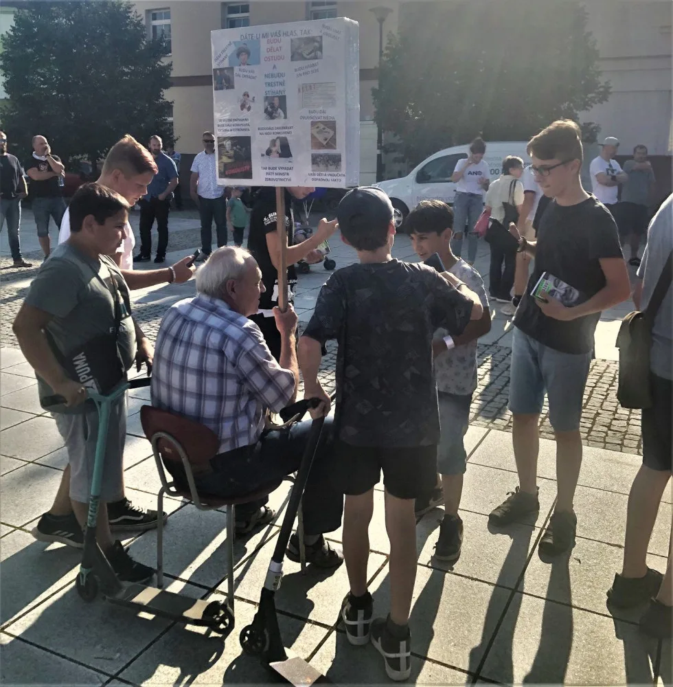 S paralyzérem jsem to trošku přehnal, říká Babišův vytrvalý odpůrce. S protesty na jeho akcích nepřestane