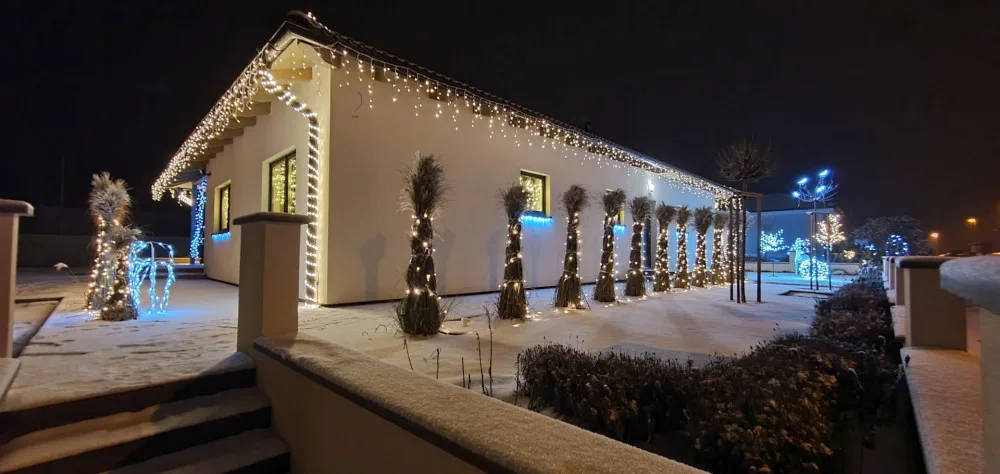 Nultý ročník soutěže o nejhezčí vánoční výzdobu zná své vítěze, bodoval vyparáděný balkon, provozovna i rodinný dům