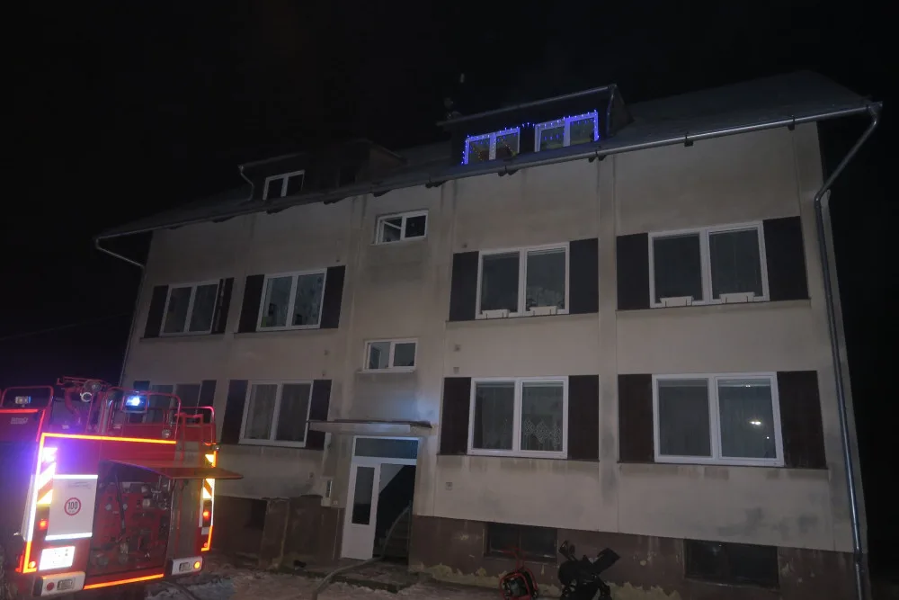 Probudil nás pláč dcery, říkají mladí rodiče. Požár je připravil o střechu nad hlavou