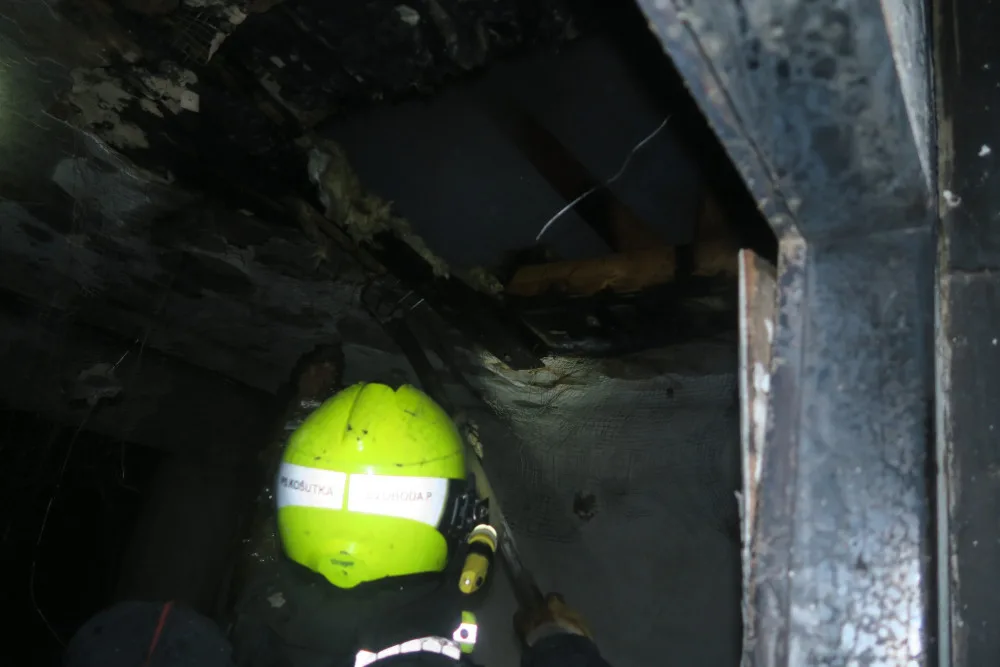 Probudil nás pláč dcery, říkají mladí rodiče. Požár je připravil o střechu nad hlavou