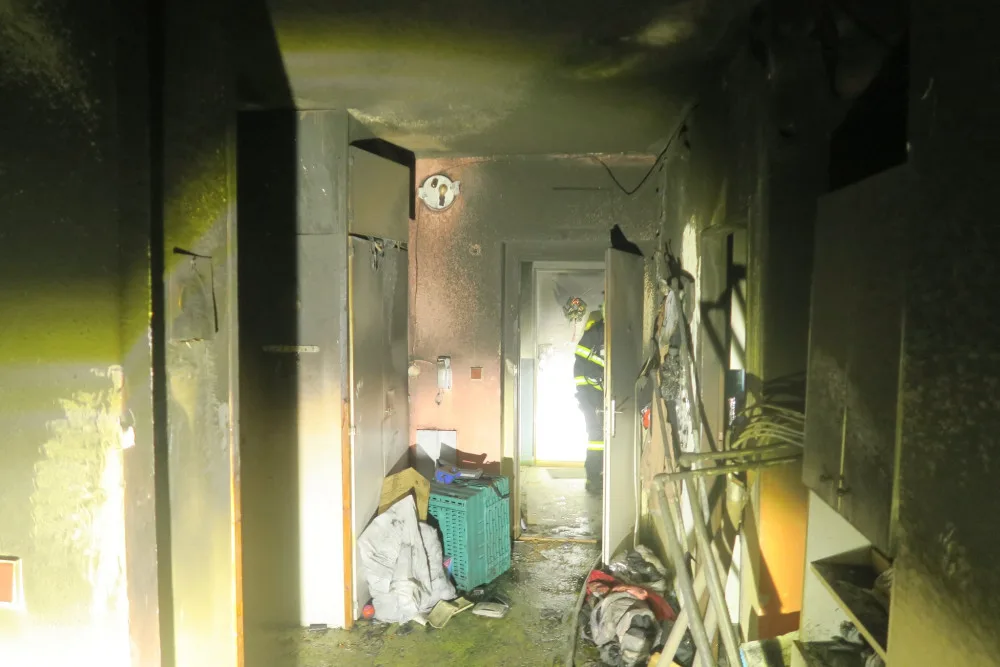 Probudil nás pláč dcery, říkají mladí rodiče. Požár je připravil o střechu nad hlavou