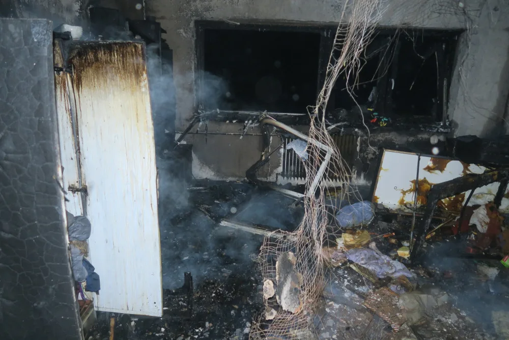 Probudil nás pláč dcery, říkají mladí rodiče. Požár je připravil o střechu nad hlavou