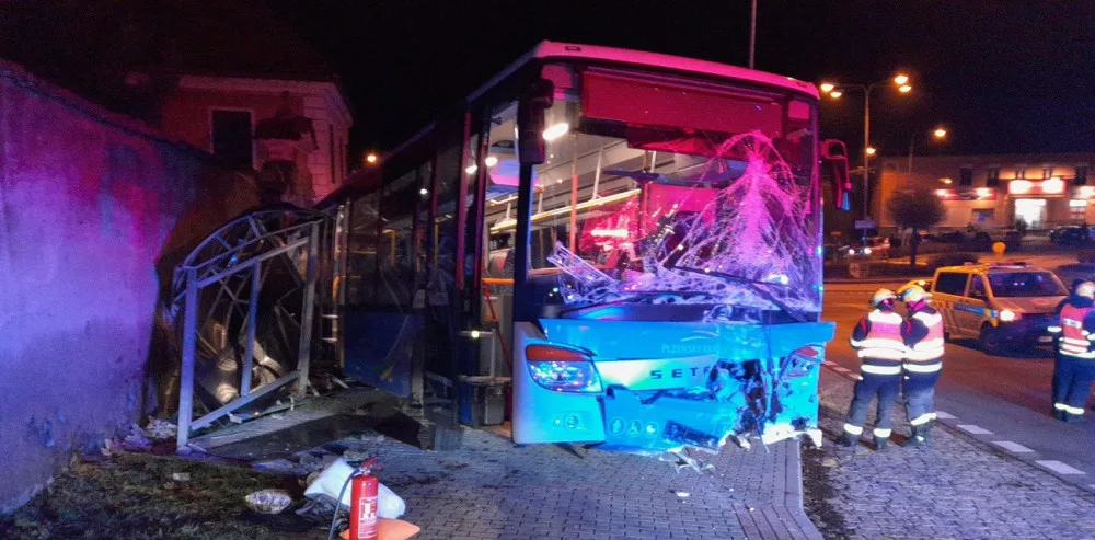 Při srážce autobusu a osobního auta se zranilo několik osob, záchranáři převezli do nemocnici i roční dítě