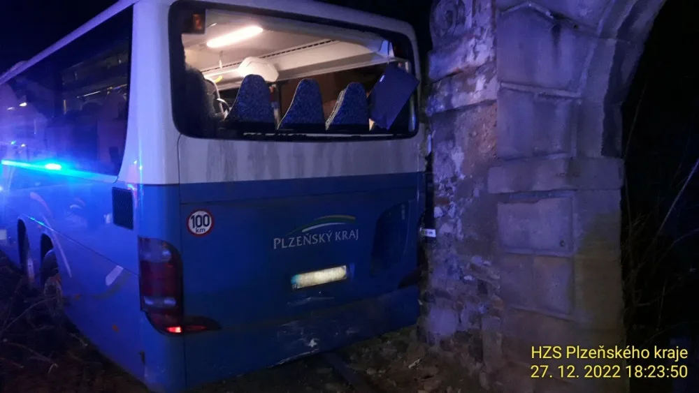 Při srážce autobusu a osobního auta se zranilo několik osob, záchranáři převezli do nemocnici i roční dítě
