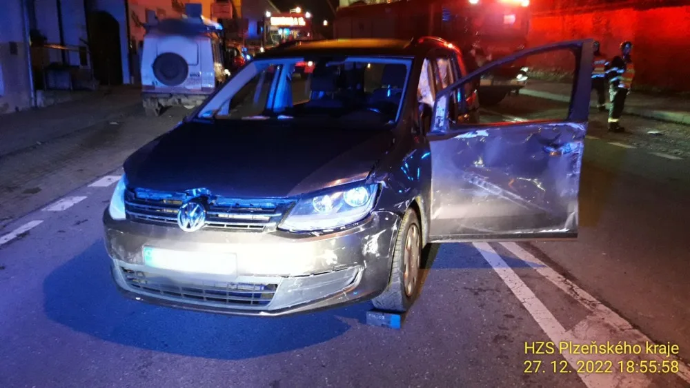 Při srážce autobusu a osobního auta se zranilo několik osob, záchranáři převezli do nemocnici i roční dítě