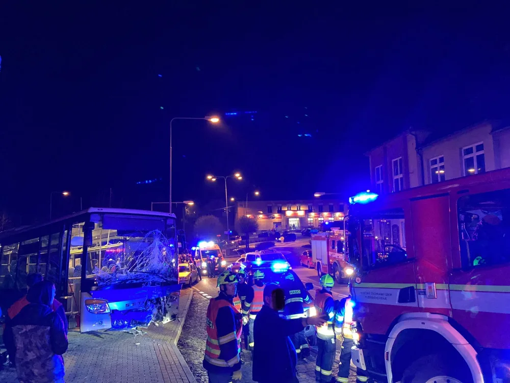 Při srážce autobusu a osobního auta se zranilo několik osob, záchranáři převezli do nemocnici i roční dítě