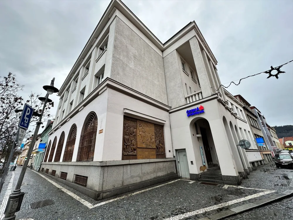 Adolf Hitler shlíží už od roku 1936 z historického reliéfu umístěného u vstupu do spořitelny v centru Sušice