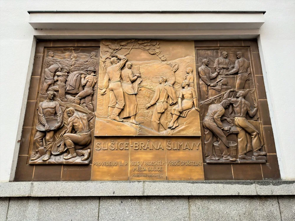 Adolf Hitler shlíží už od roku 1936 z historického reliéfu umístěného u vstupu do spořitelny v centru Sušice