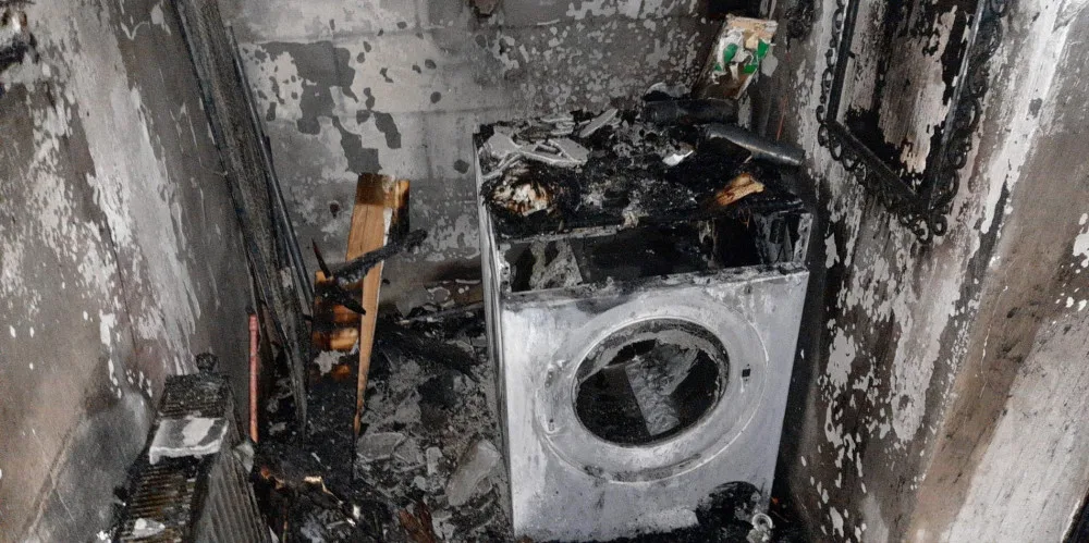 V Sušici-Volšovech na Klatovsku hořela po půlnoci vinou technické závady pračka, od níž se oheň rozšířil na balkónové dveře a na podlahu.