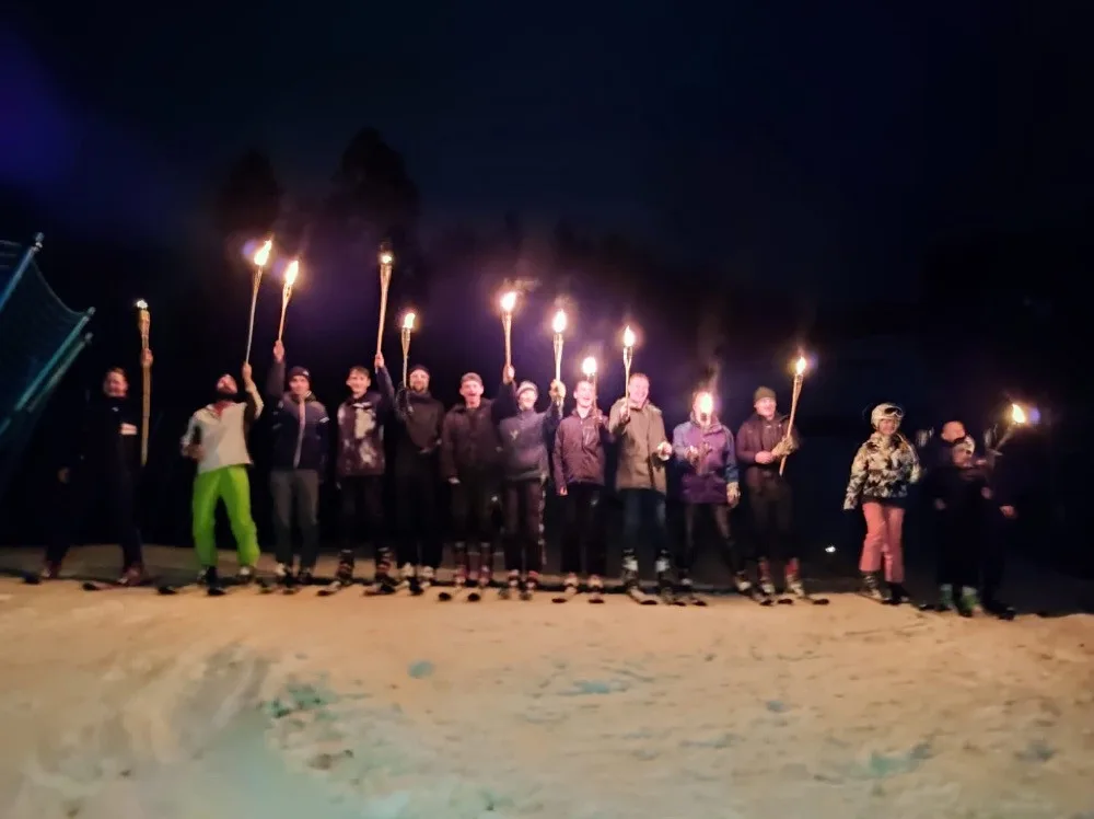 Na sjezdovce v Nýrsku se lyžaři s pochodněmi loučili jízdou se starým rokem